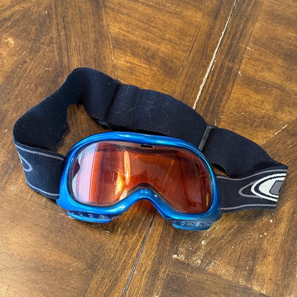 Kids Blue Goggles with adjustable strap in good used condition